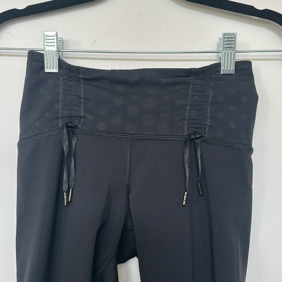 Lululemon Women's Capri Leggings Pants Size 4 Black Faded Polka Dot 14.5” Inseam - Picture 2 of 10